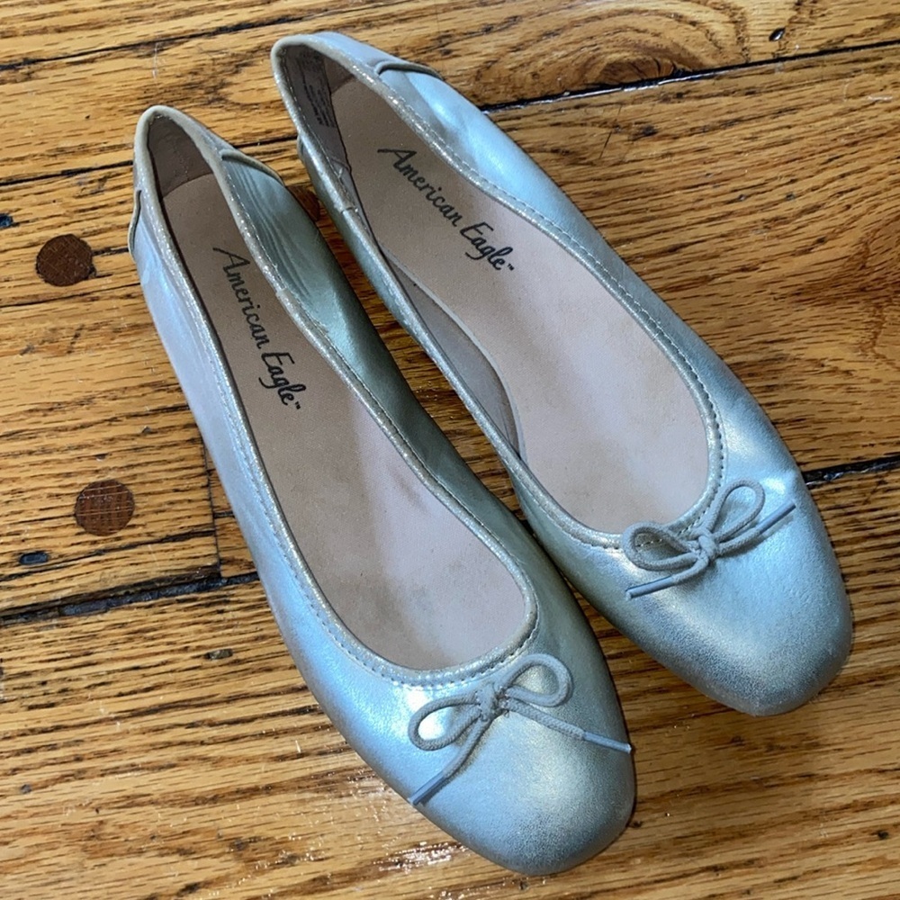 American eagle size 8 gold flats
